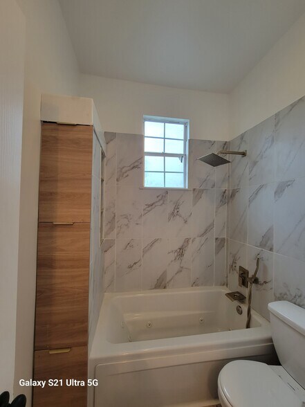 Bathroom Shower - 2511 Banks St