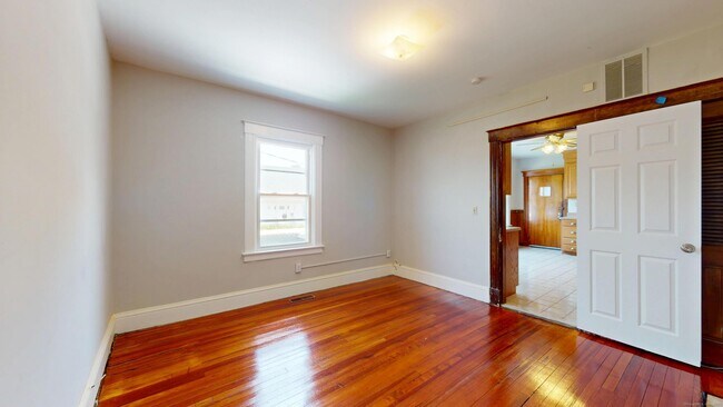 Building Photo - 907 New Britain Ave