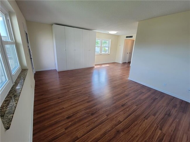 Building Photo - 480 Burgundy N