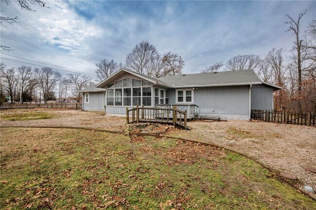 Building Photo - 2 Newburgh Dr