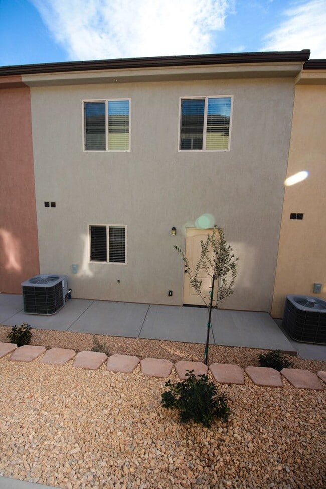 Building Photo - 3 bed, 2.5 bath town house *Internet Included