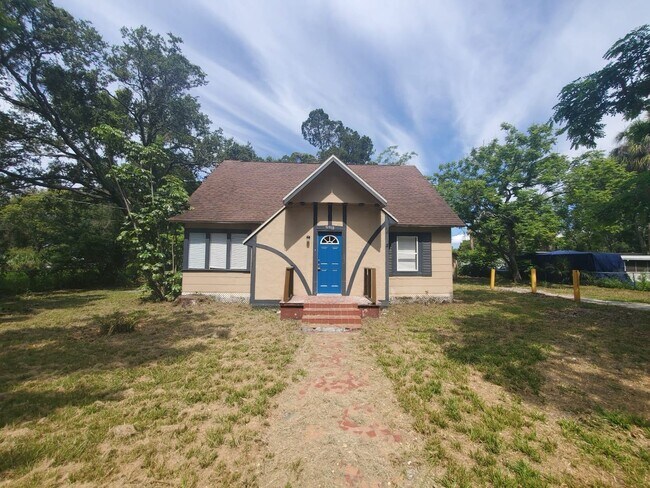 Building Photo - Beautiful 2/1 Single Family Home in Gibsonton! ASK ABOUT OUR MOVE IN SPECIALS!!