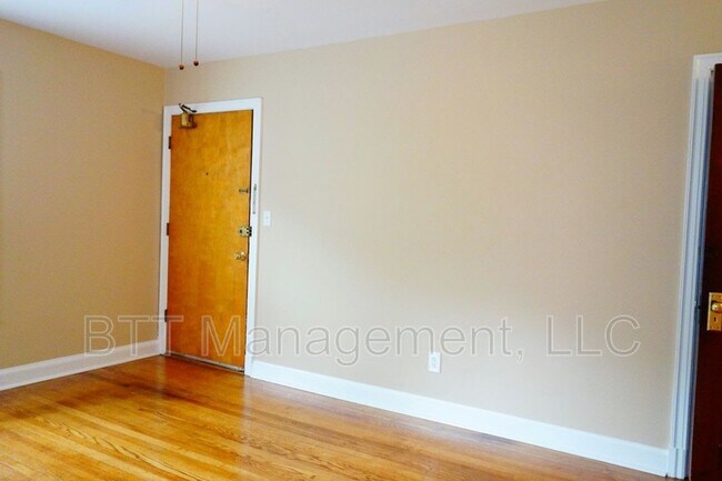 Building Photo - 8406 Greenwood Ave