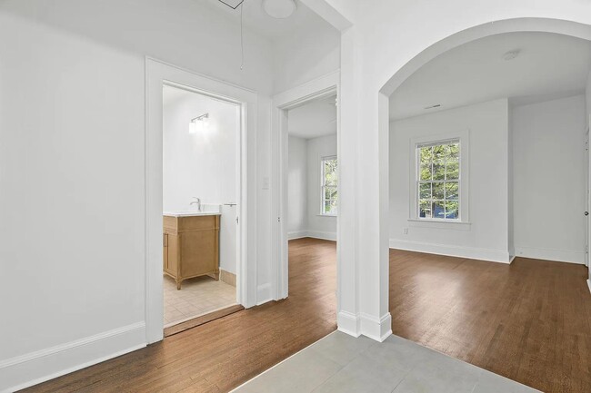 Building Photo - 2112 Crescent Ave