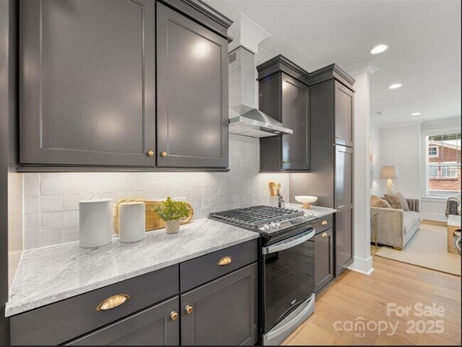 Building Photo - A cozy and spacious 4-bedroom, 5-bath home...