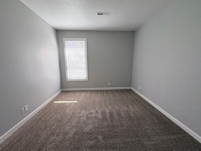 Building Photo - Large 2 Bedroom 2 Bath Condo in the Forest Oaks Community!!