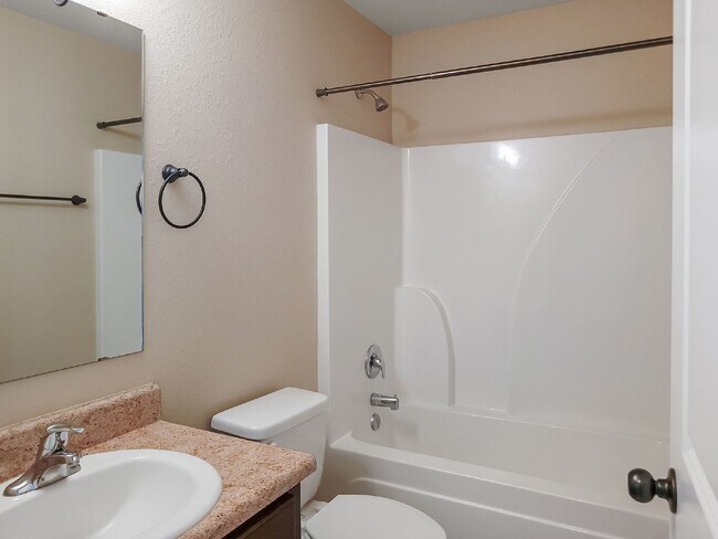 Building Photo - Clean and spacious home!