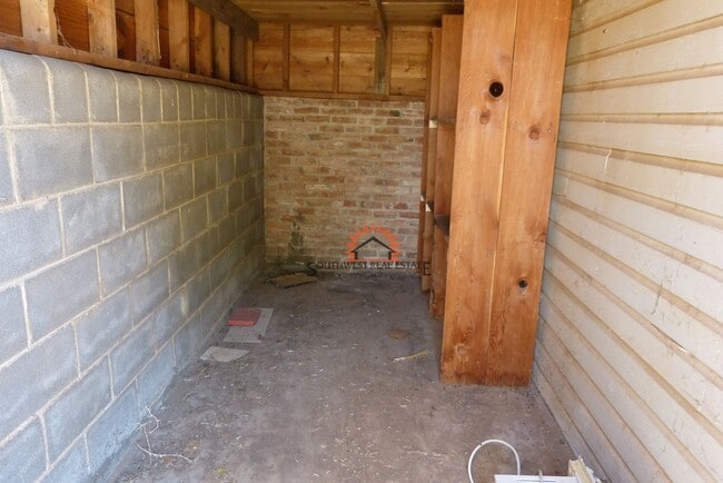 Building Photo - Spacious 3 bedrooms 1.5 baths home with 1 ...