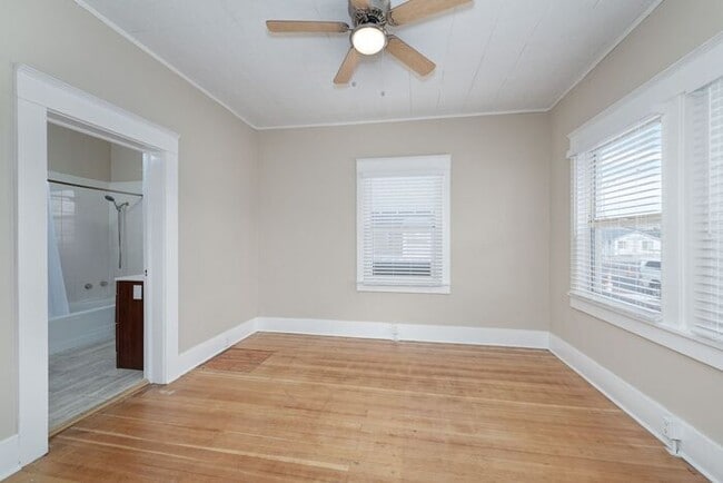 Building Photo - 453 Moran St