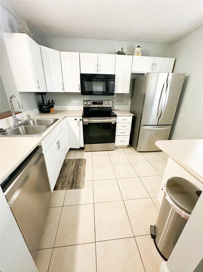 Building Photo - 2860 Somerset Dr