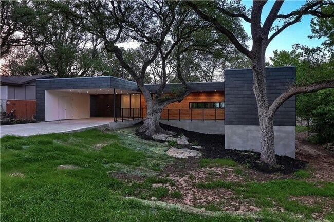 Building Photo - 9400 Shady Oaks Dr