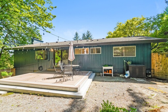 Building Photo - Beautiful 4 bed 2.5 bath Lake Forest Park ...