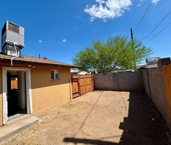 Building Photo - 729 E Mission Ln