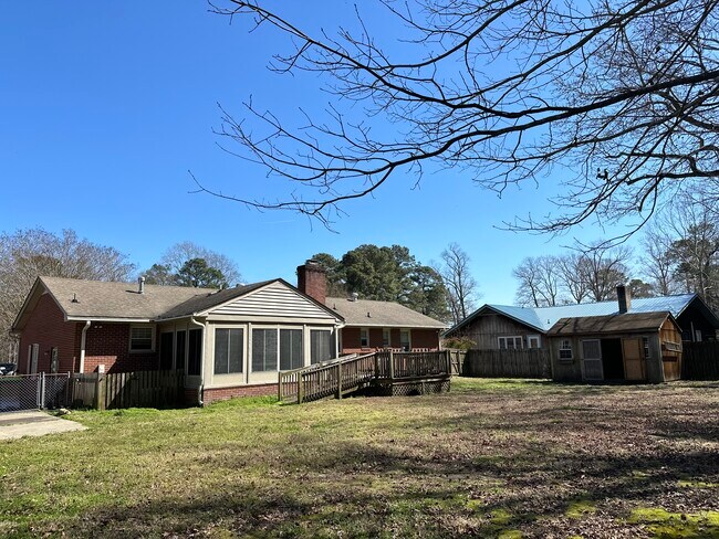 Building Photo - 15394 Rollingwood Dr