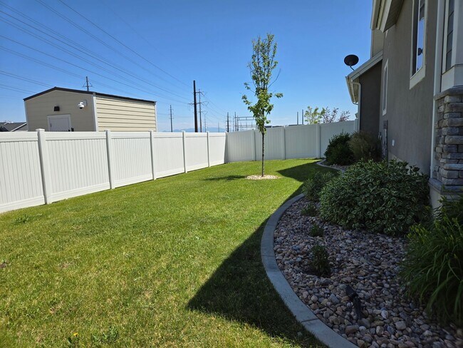 Building Photo - 2422 N Penstemon Wy