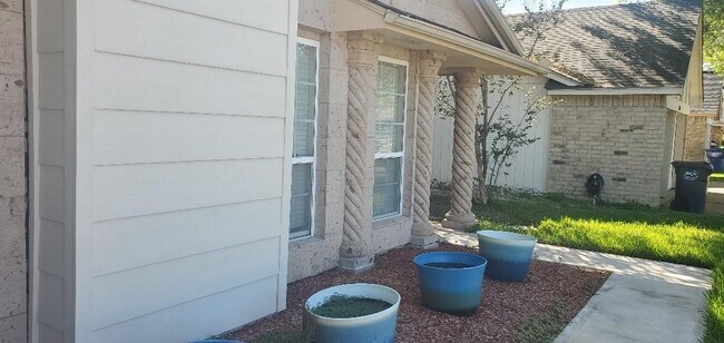 Building Photo - 1810 Oakwell Ln