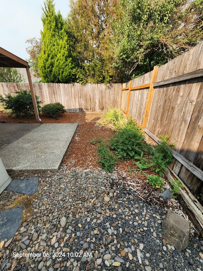 Building Photo - 531 SW Honeysuckle Ct