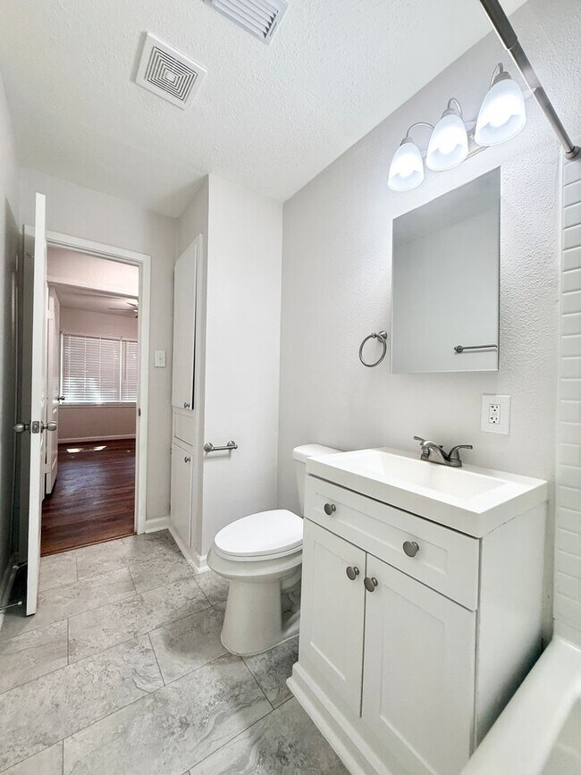 Building Photo - Adorable 3/1/1 Home in Lake Jackson !