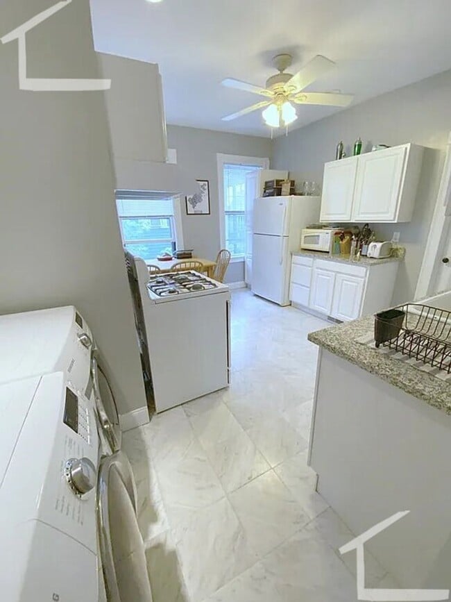Building Photo - Nicely renovated 3 bed unit with in-unit laundry!
