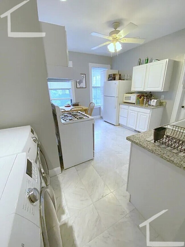 Building Photo - Nicely updated 3 bed unit with in unit laundry!