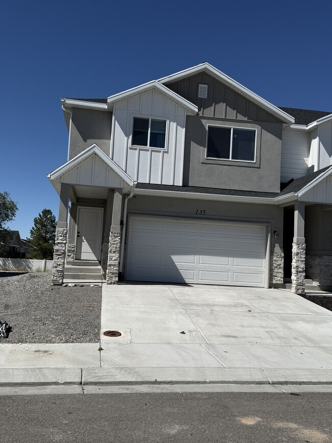 Building Photo - 727 N 150 E