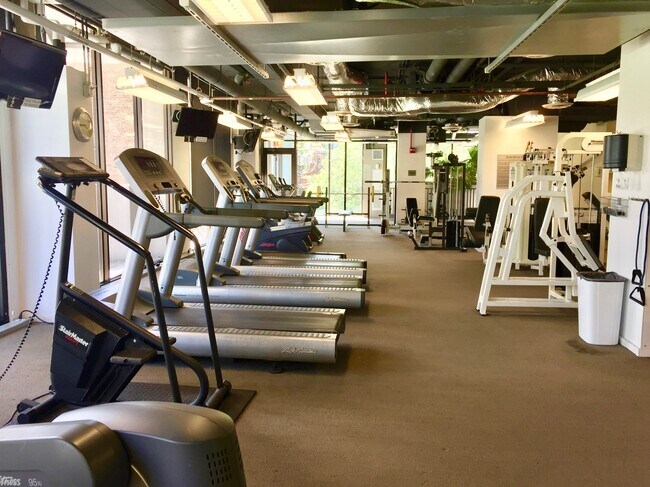 exercise room - 2020 N Lincoln Park W