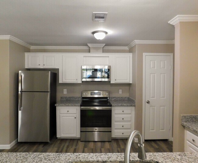 Building Photo - 155 Varsity Dr