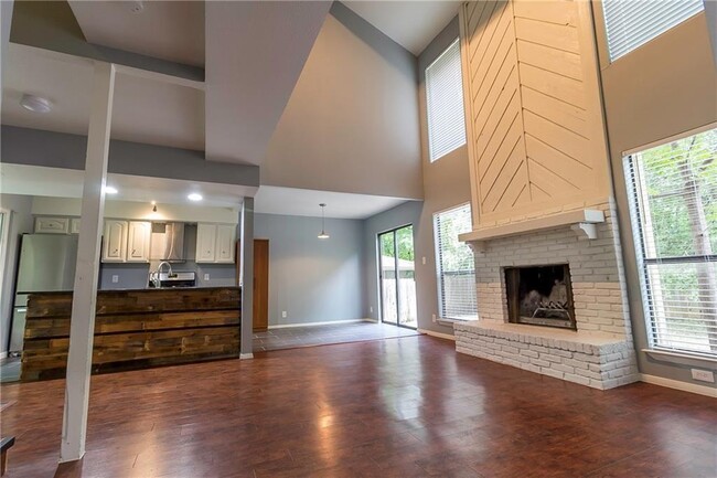 Building Photo - 3901 Knollwood Dr