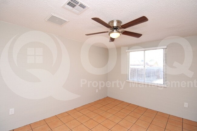 Building Photo - 8128 W Earll Dr