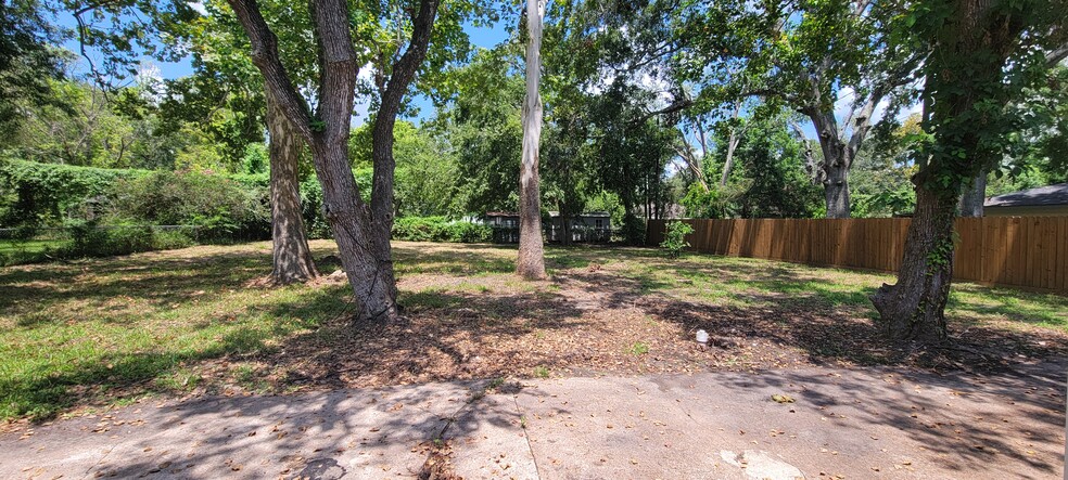 Spacious backyard - 903 Brockman St