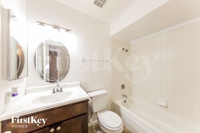 Building Photo - 2121 W Wickieup Ln