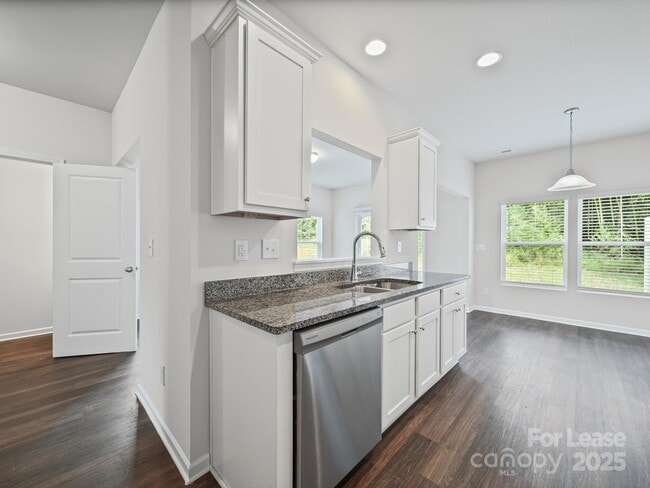 Building Photo - 914 S Battleground Ave