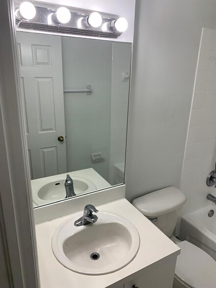 Building Photo - 3390 NE 13th Circle Dr