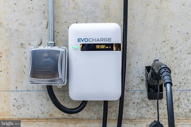 Building Photo - 6910 Ridge Ave