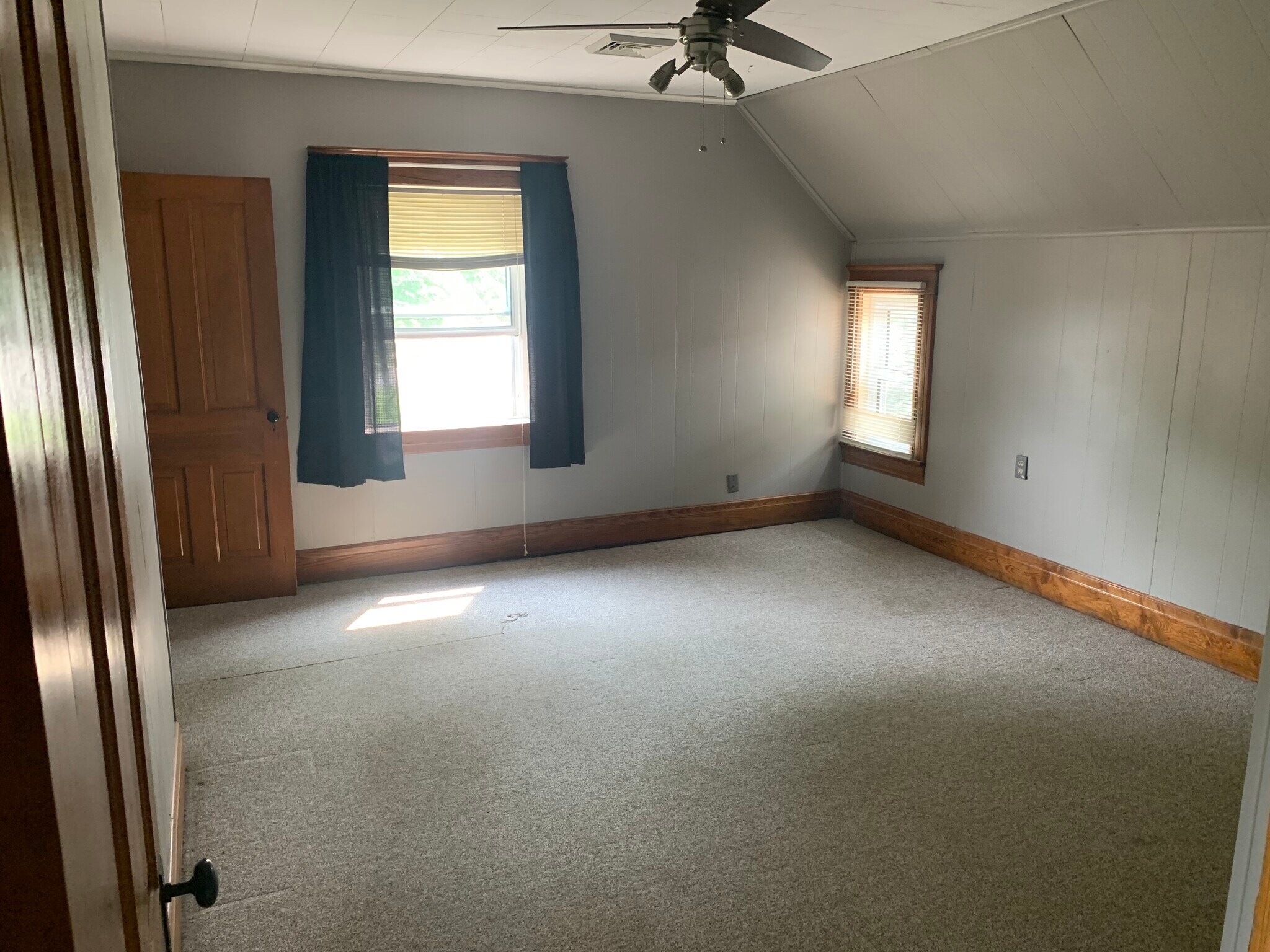 Building Photo - 256 E 5th St