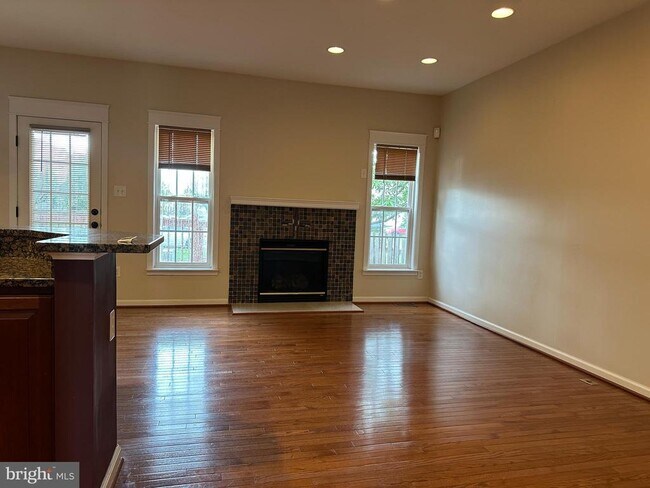 Primary Photo - 16 Peppermint Dr