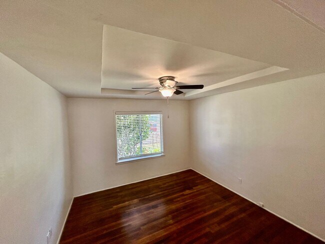 Building Photo - Charming and Bright 2 bed 1 bath in Point ...