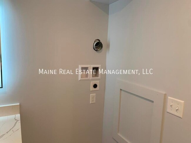 Building Photo - 208 Rocky Rdg Dr