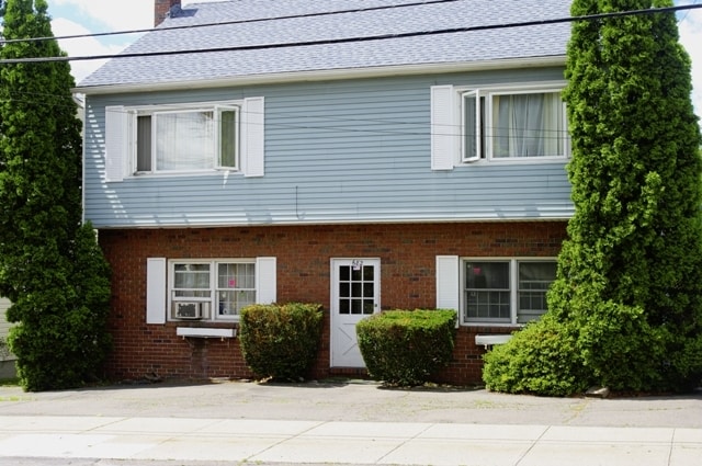 Building Photo - 682 Bennett St