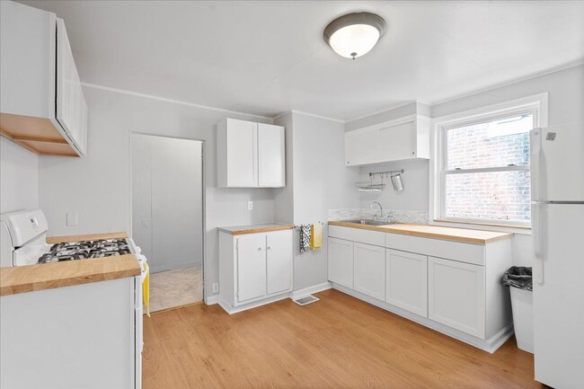 Building Photo - 176 42nd St