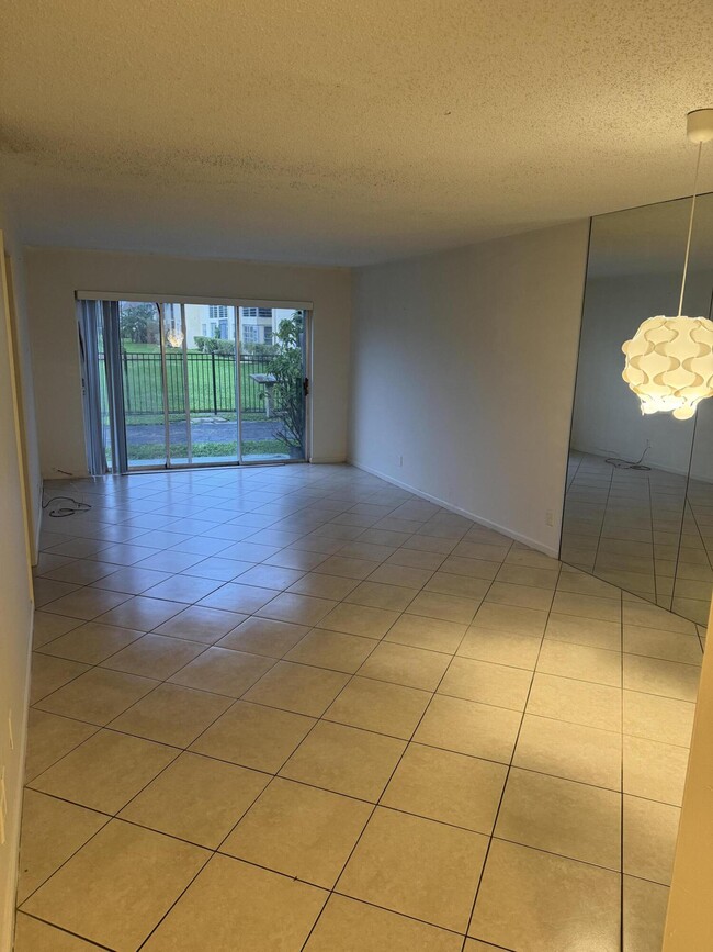 Building Photo - 9949 Sandalfoot Blvd