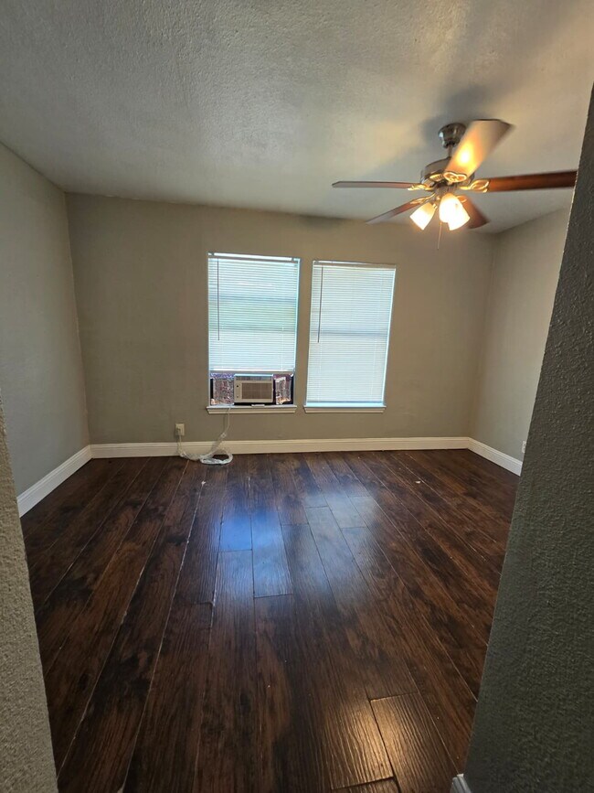 Building Photo - "Charming 2-Bed Duplex Retreat with Full Bath on Commercial Avenue – 842 Sq Ft of Cozy Living in ...