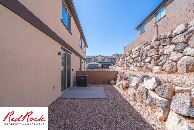 Building Photo - Modern 4-Bed Townhome in Hurricane Heights