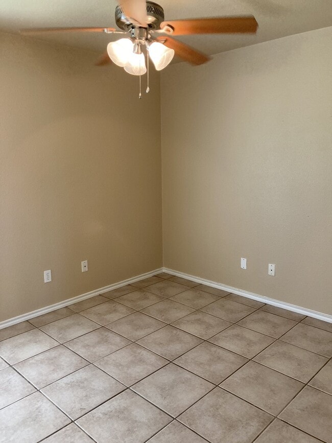 Building Photo - Updated 2 Bedroom Home with Bonus Room and Covered Patio