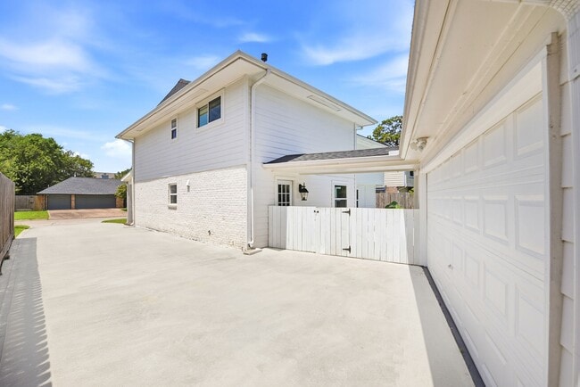 Building Photo - 4810 Bayou Vista Dr