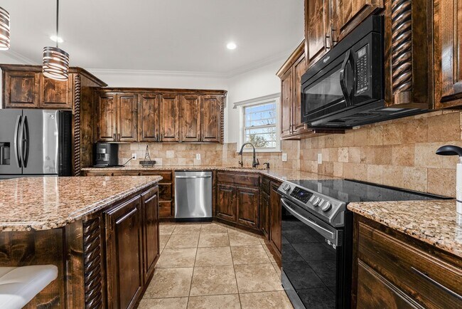 Building Photo - 1400 N Redondo Ave