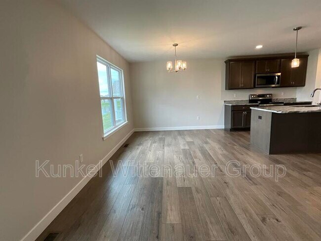 Building Photo - 808 Applewood Creek Dr