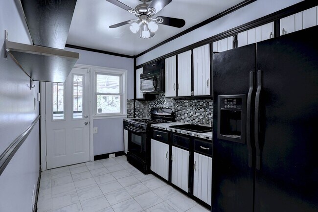 Building Photo - 3 Bedroom 2 Full Bath Row Home Minutes from Morgan State