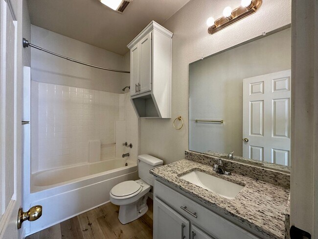 Building Photo - 4/4 Duplex in the Baylor Bubble!