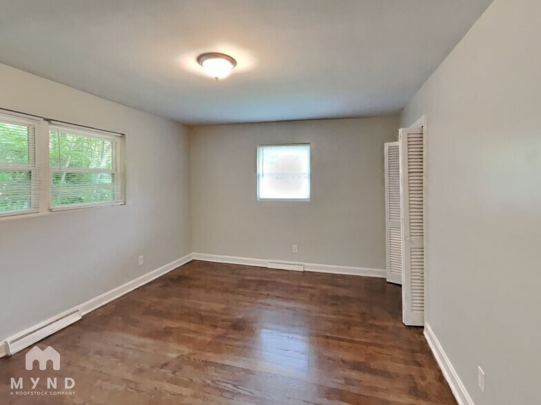 Building Photo - 5201 Pinebrook Dr